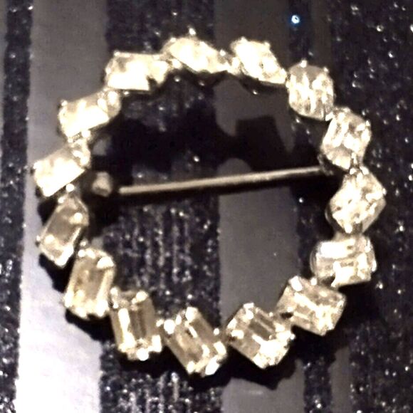 Vintage Silver Mid Century Prong Set Emerald Cut Clear Rhinestone Circle Pin - Picture 5 of 7